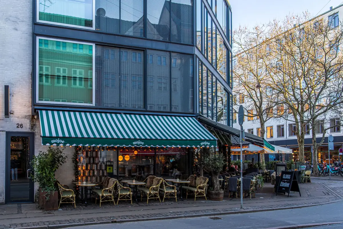 Terrasse d'un restaurant au pied d'un immeuble en ville